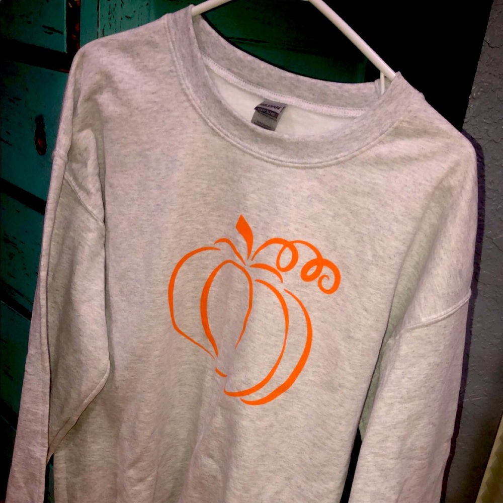 Women’s Pumpkin Pullover.